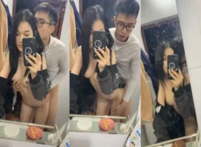 Cặp đôi sinh viên trẻ địt nhau trước gương
