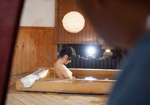 Bố chồng nhìn trộm con dâu tắm bị phát hiện và cái kết