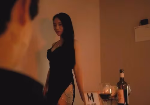 Ham muốn tình dục của người vợ dâm và cậu trai mới lớn