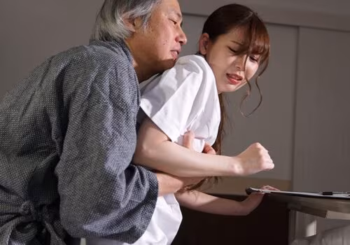 Lão già dâm dục hiếp dâm nữ bác sĩ dâm đãng